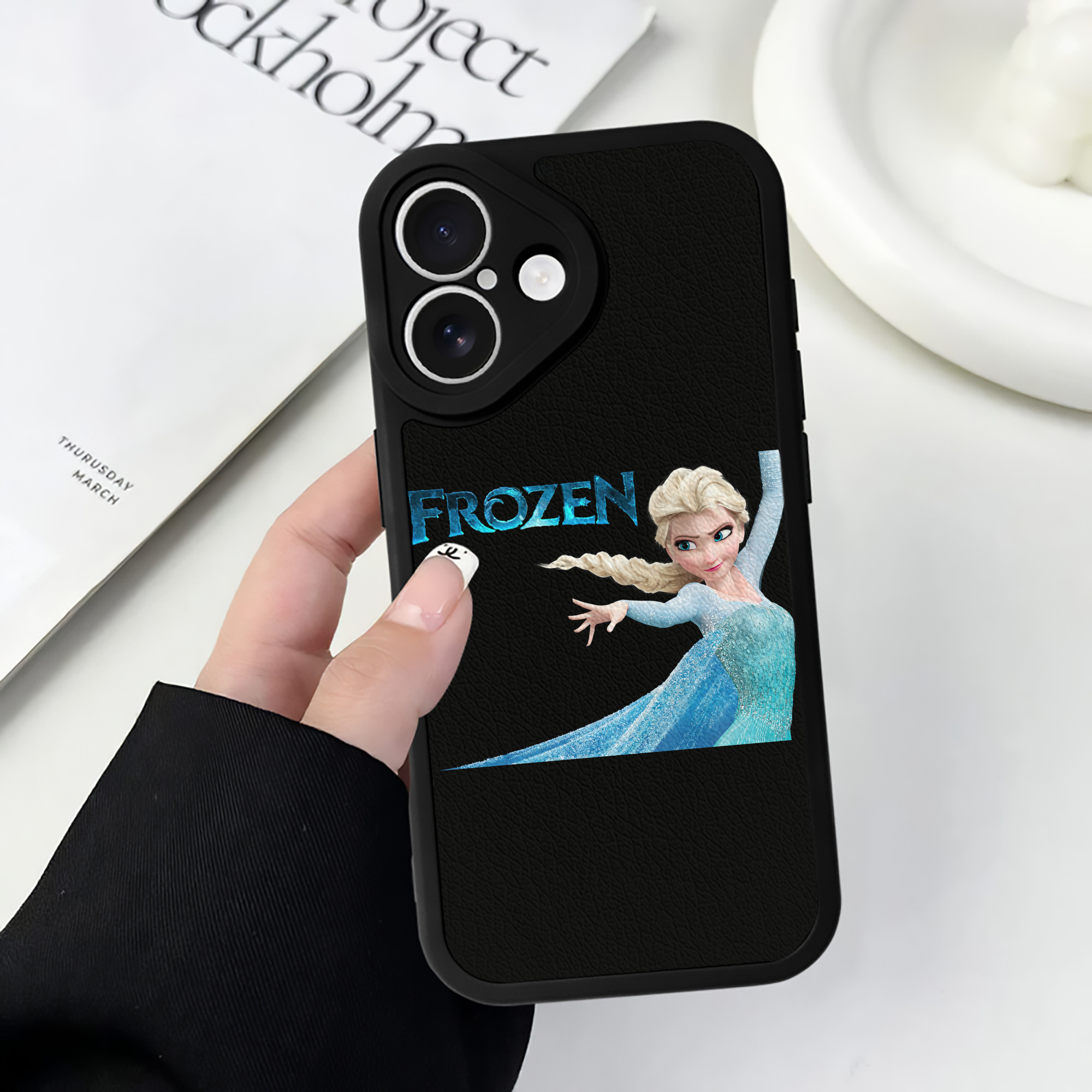 （画像用） アナと雪の女王 アンナ エルサ Frozen Anna Elsa 【iPhone 16シリーズ対応】シリコンスマホケース（レザー調） 材質：シリコン